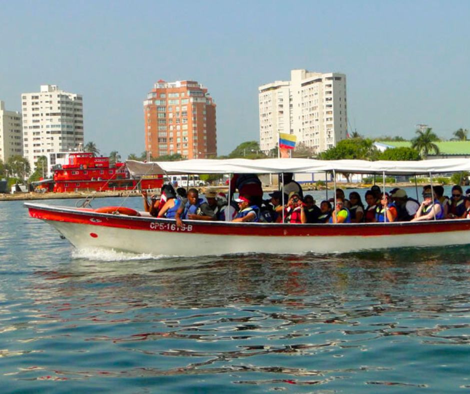 PASEO EN LANCHA ISLA PUNTA ARENA